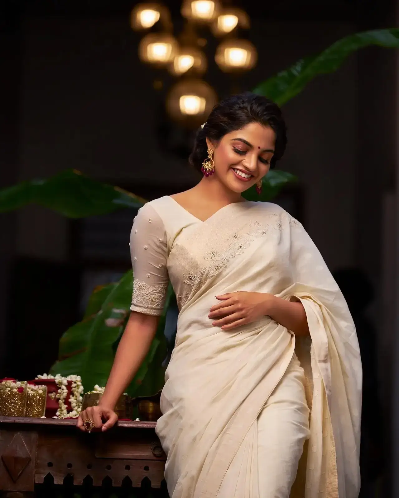 South Indian Actress Nikhila Vimal Images in Traditional White Saree